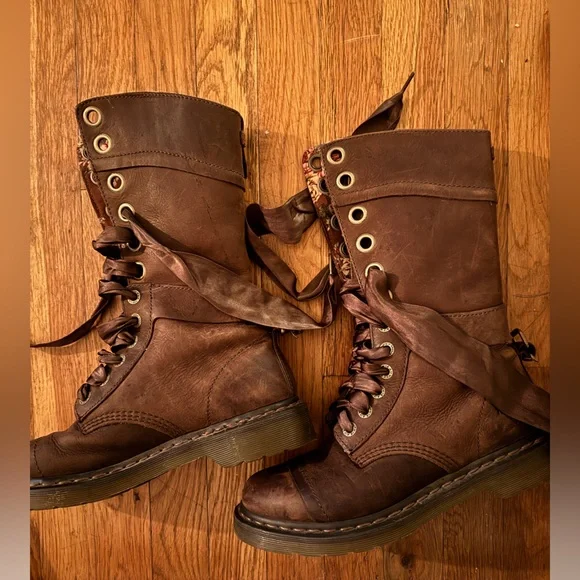 Dr. Martens Women's Triumph 1914 W 12-Eye Dark Brown Wyoming - Picture 2 of 5